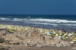 Image du Maroc Professionnelle de  La plage Ain Diab de Casablanca s'étend sur environ deux kilomètres jusqu’à l'îlot de Sidi Abderrahman avec le temps elle ne mérite plus son nom de plage populaire mais un camp de parasols et de chaises qui occupent sans vergogne l’espace maritime public et loués à des prix ahurissants ! il est presque impossible de trouver une place sur le sable sec pour faire bronzete à votre guise, Lundi  7 Juillet 2009.  (Photo / Abdeljalil Bounhar)

 